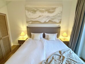 2 habitaciones, tabla de planchar con plancha y cuna de viaje 