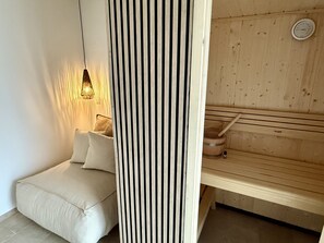 2 bedrooms, iron/ironing board, travel cot, free WiFi