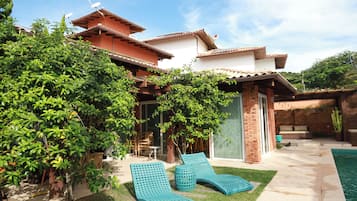 Kolam renang tertutup