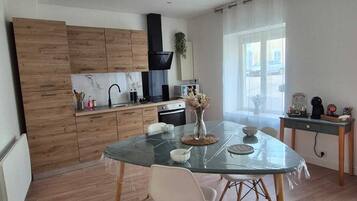 Microondas, horno, parrilla de estufa y lavavajillas