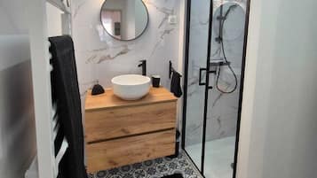 Een douche, een haardroger, handdoeken, toiletpapier