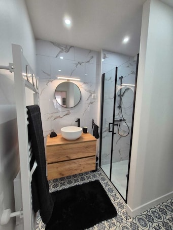 Shower, hair dryer, towels, toilet paper. Chez Jean, home for four in a village in the heart of the Meuse region