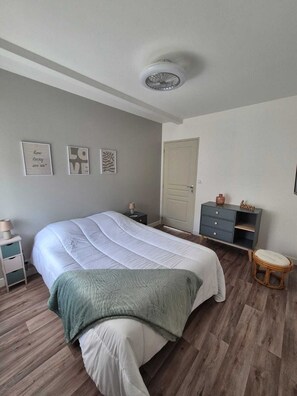 2 bedrooms, desk, free WiFi, bed sheets