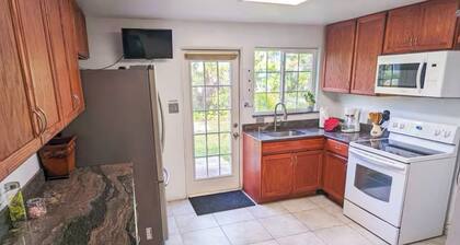 Renovated 2-bedroom house in West Park with AC