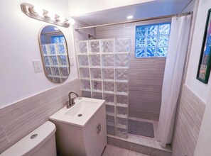 Dusche, Haartrockner, Handtücher, Seife