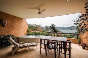 Apartamento, sacada, vista para o mar | Cofres nos quartos, ferros/tábuas de passar roupa, Wi-Fi de cortesia