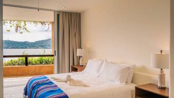 Apartamento, balcón, vistas al mar | Caja fuerte, tabla de planchar con plancha, wifi gratis