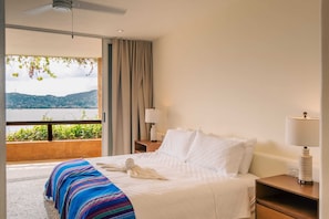 Apartamento, sacada, vista para o mar | Cofres nos quartos, ferros/tábuas de passar roupa, Wi-Fi de cortesia