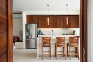 Apartamento, sacada, vista para o mar | Cozinha privada