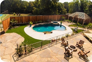 Outdoor pool - Waggoner - Stay with our Giraffe, Puzzles and Jigsaw! (Valley View)