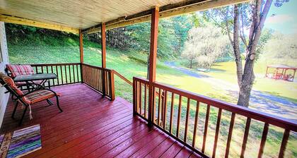 Fiddlers Pond Cabin, Galax Va, New River Trail & Fishing. PET FRIENDLY