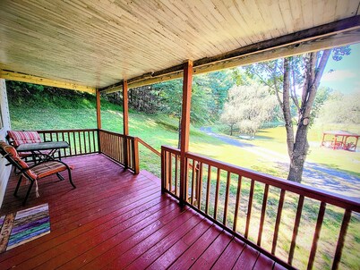 Fiddlers Pond Cabin, Galax Va, New River Trail & Fishing. PET FRIENDLY