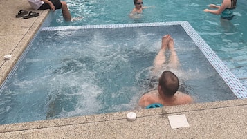 Una piscina al aire libre, una piscina climatizada