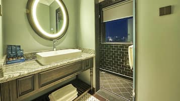 Haartrockner, Handtücher, Toilettenpapier