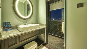 Een haardroger, handdoeken, toiletpapier