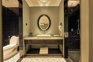 Executive Room | Bathroom | Hair dryer, towels, toilet paper