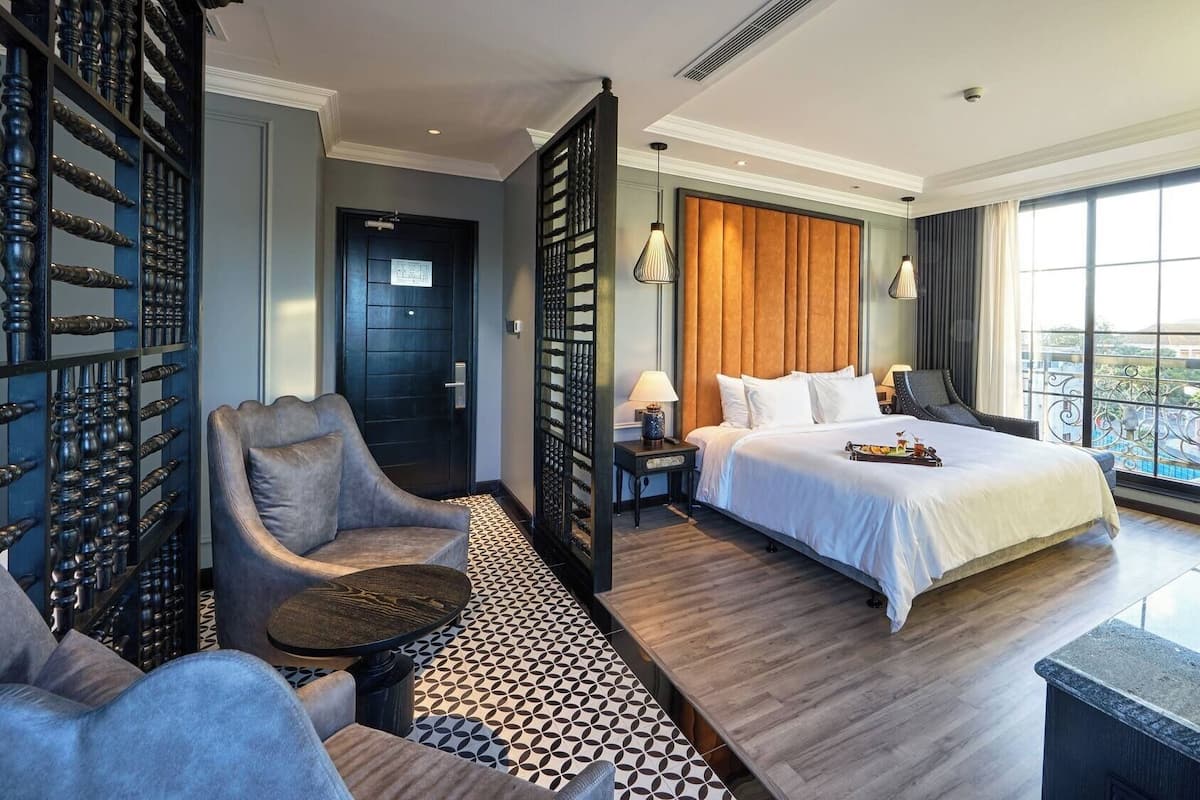 Deluxe Room | Iron/ironing board, free WiFi