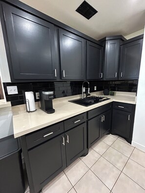 Kjøleskap, mikrobølgeovn, ovn og kokeplater