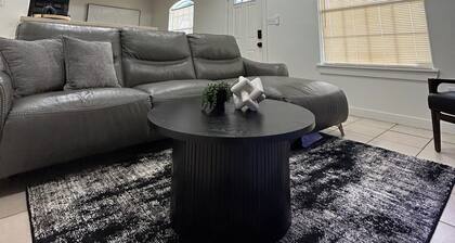 Modern Comfort / Remodeled 3-Bed, 2-Bath Retreat