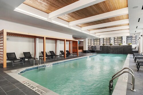 Spacious 2BR Luxury Home @ Walkable to Downtown Skyline Views