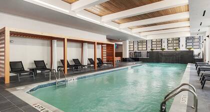 Spacious 2BR Luxury Home @ Walkable to Downtown Skyline Views
