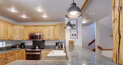 Dillon Townhome, Great Location in Heart of Town LR122