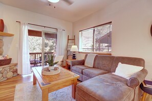 Smart TV, fireplace, offices, computer monitors