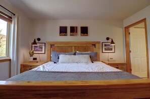 3 bedrooms, desk, iron/ironing board, travel crib - Dillon Townhome, Great Location in Heart of Town LR122 (Dillon)