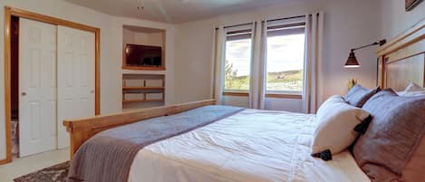 2 bedrooms, desk, iron/ironing board, travel crib