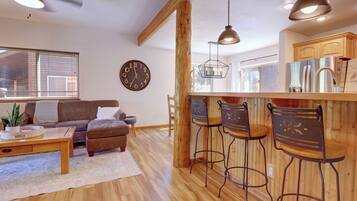 Smart-TV, Kamin, Arbeitsbereiche, Computerbildschirme