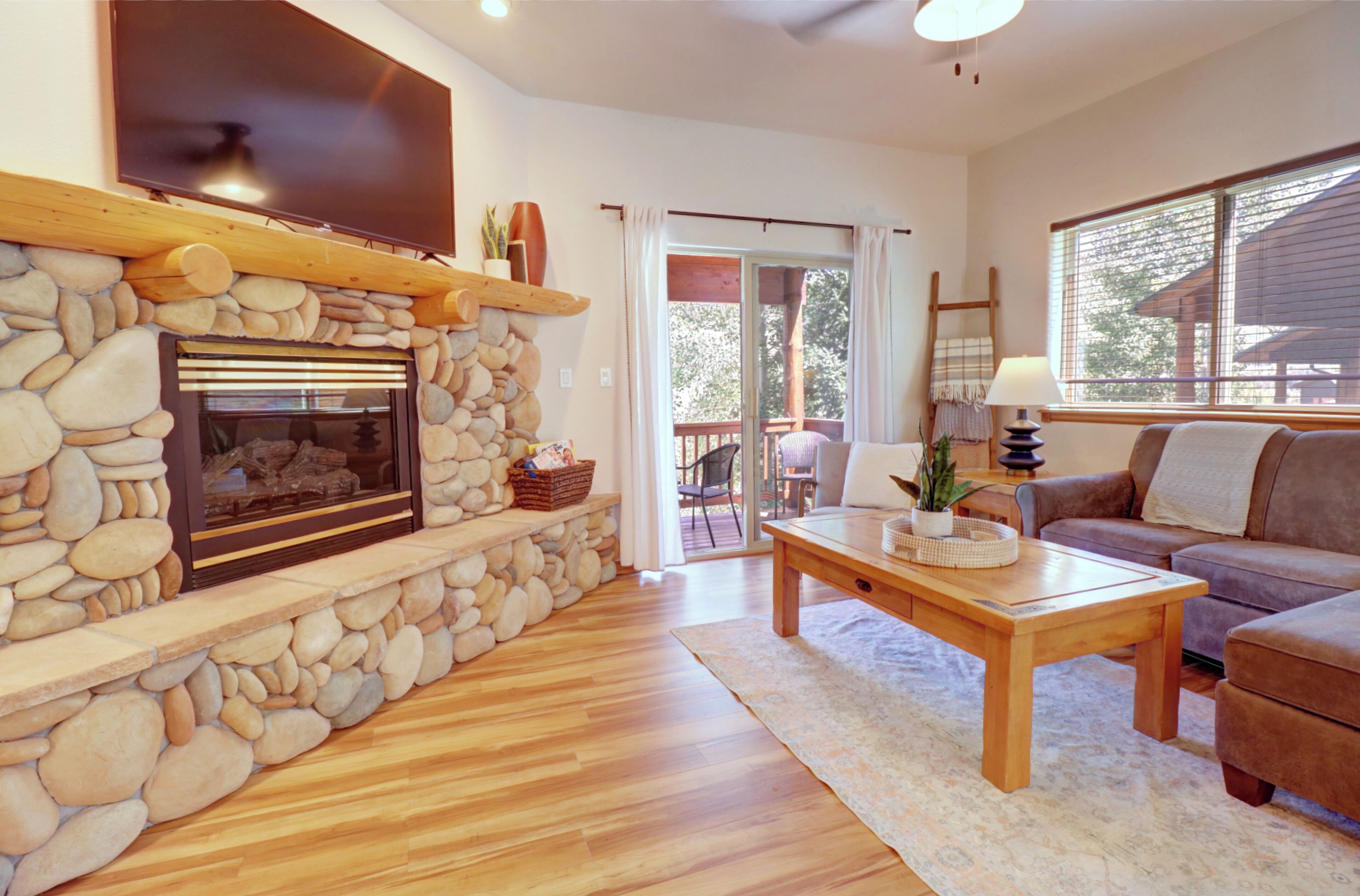 Smart TV, fireplace, offices, computer monitors