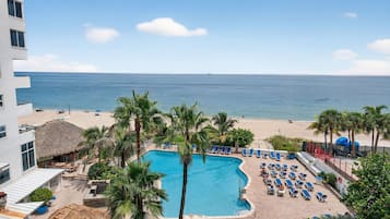 Alberca al aire libre y alberca climatizada