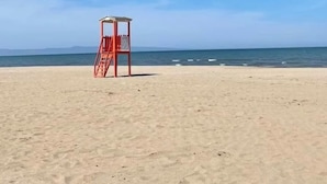 A beach with a lifeguard tower. - Guest House San Giacomo*Holidays in Apulia* in the centre to 5 min Teatro Curci (Barletta)