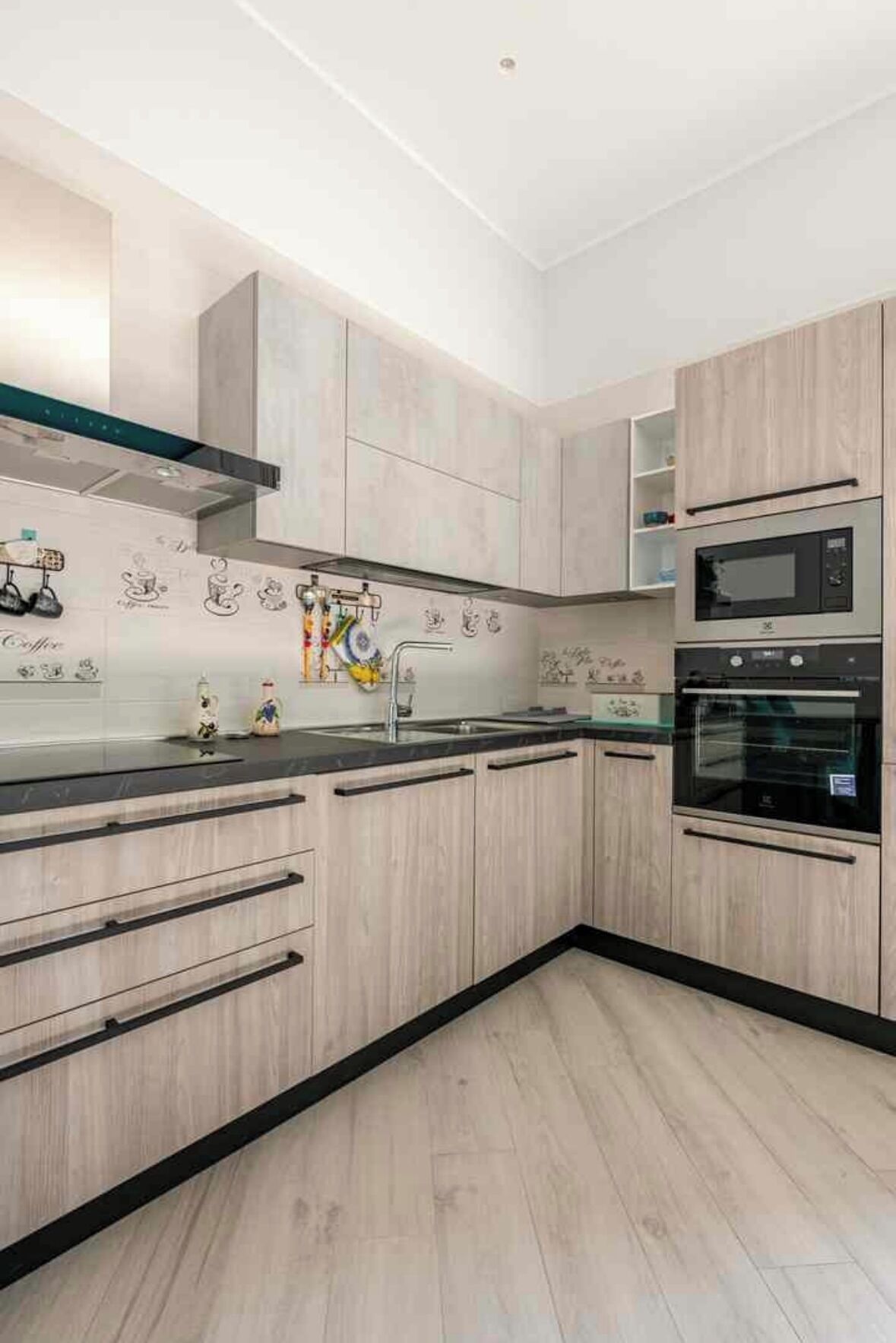 Frigorifero, microonde, forno, piano cottura