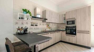 Réfrigérateur, micro-ondes, four, plaque de cuisson