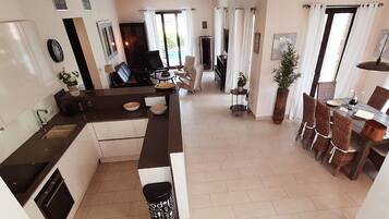 Frigorífic, microones, forn i placa de cuina