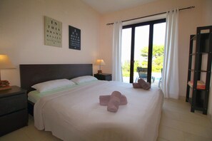 4 bedrooms, iron/ironing board, WiFi, bed sheets