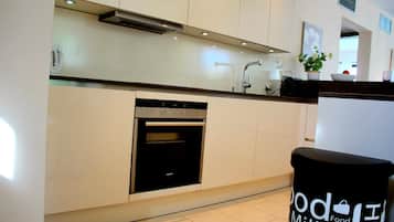 Geladeira, micro-ondas, fogão, cooktop