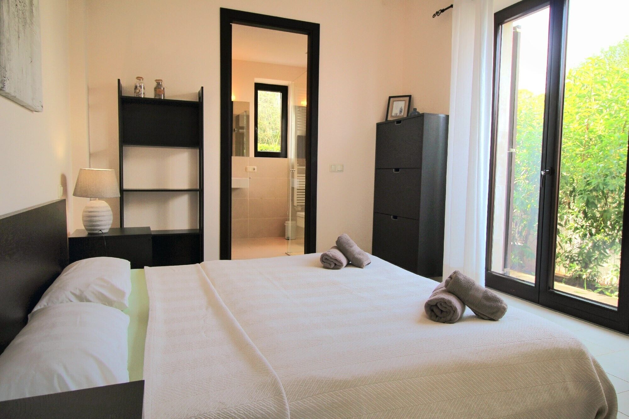 4 chambres, fer et planche à repasser, Wi-Fi, draps fournis