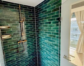 Shower, hair dryer, soap, shampoo - Pier 3: 200m to the beach, roof balcony, sea view, sauna (penthouse) (Scharbeutz)
