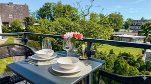 Outdoor dining - Pier 3: 200m to the beach, roof balcony, sea view, sauna (penthouse) (Scharbeutz)