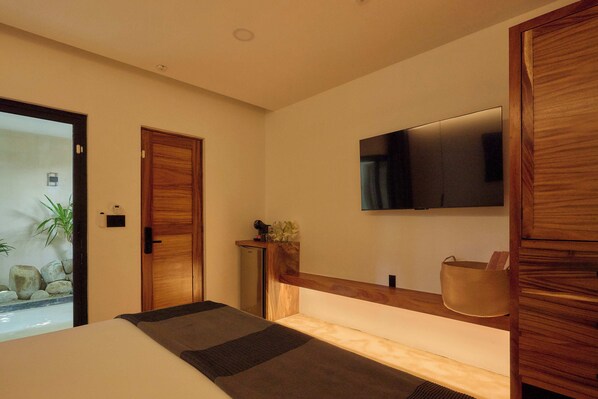 Deluxe Suite, Courtyard View | In-room safe, blackout curtains, iron/ironing board, free WiFi