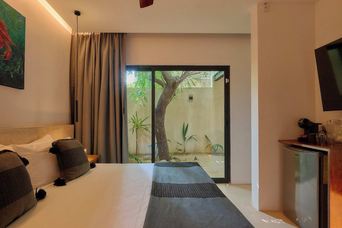 Deluxe Suite, Courtyard View | In-room safe, blackout curtains, iron/ironing board, free WiFi