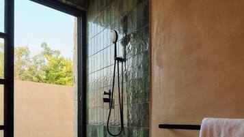 Deluxe Suite | Bathroom | Free toiletries, hair dryer, towels, soap