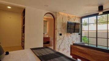 Phòng Suite Deluxe | Két bảo mật tại phòng, màn/rèm cản sáng, bàn ủi/dụng cụ ủi quần áo