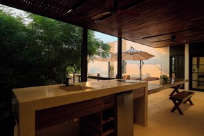 Flat-screen TV, Netflix, streaming services