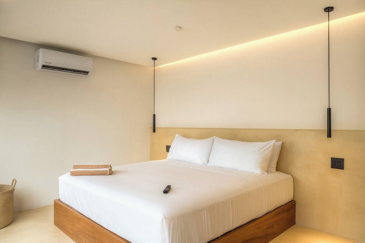 Phòng Suite Deluxe, quang cảnh hồ bơi | Két bảo mật tại phòng, màn/rèm cản sáng, bàn ủi/dụng cụ ủi quần áo