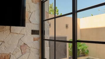 Deluxe Suite | In-room safe, blackout drapes, iron/ironing board, free WiFi