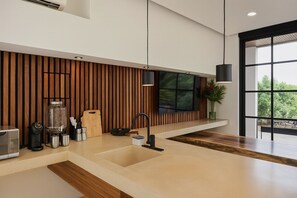 Suite Deluxe, vista piscina | Cucina privata