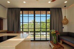 Deluxe Suite | Living room